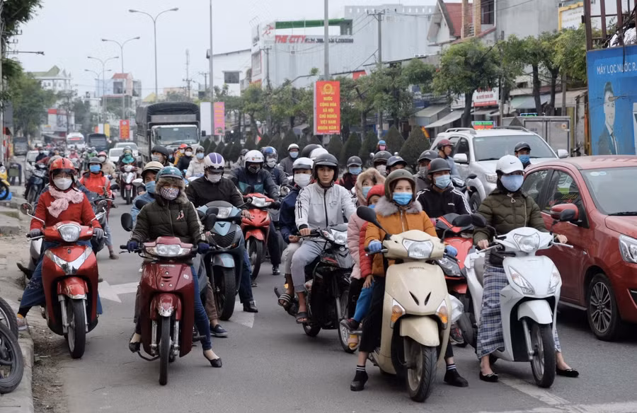 Ai cũng trùm kín người với áo khoác dày, mũ len, khẩu trang, khăn quàng cổ, găng tay... khi ra đường để giữ ấm cơ thể.