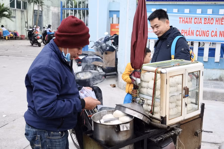 Đà Nẵng: Tiết trời lạnh giá, người dân trùm kín mít khi ra đường ảnh 2
