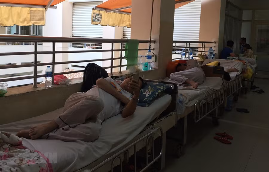 Nhiều bệnh nhân mắc sốt xuất huyết phải nằm hành lang tại Bệnh viện Bệnh Nhiệt đới Thành phố Hồ Chí Minh do thiếu phòng điều trị nội trú.