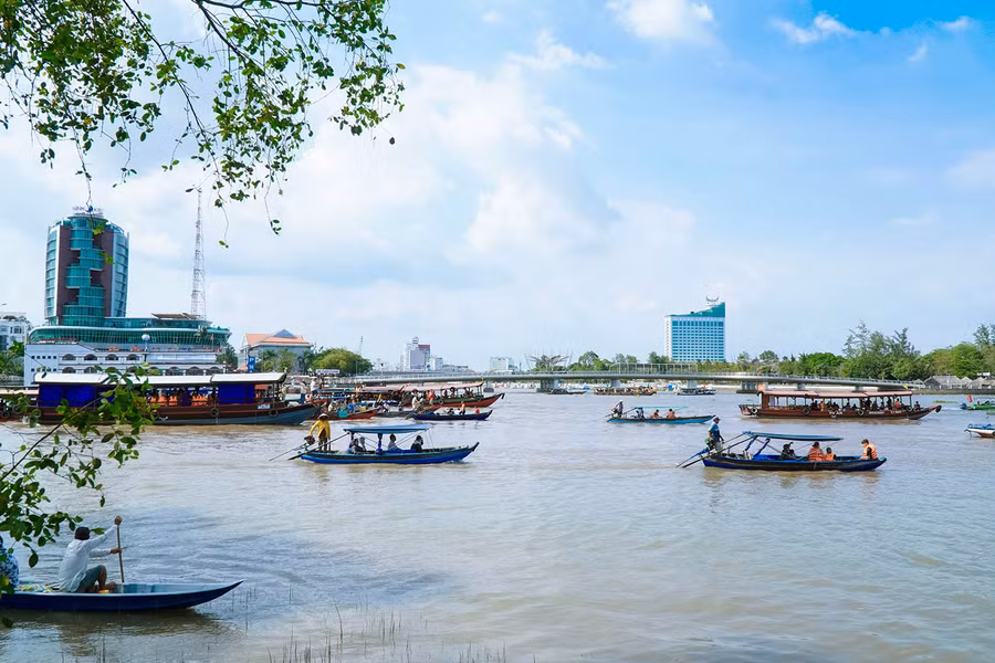 Nhiều phương tiện tự phát của người dân cùng tham gia lễ hội.