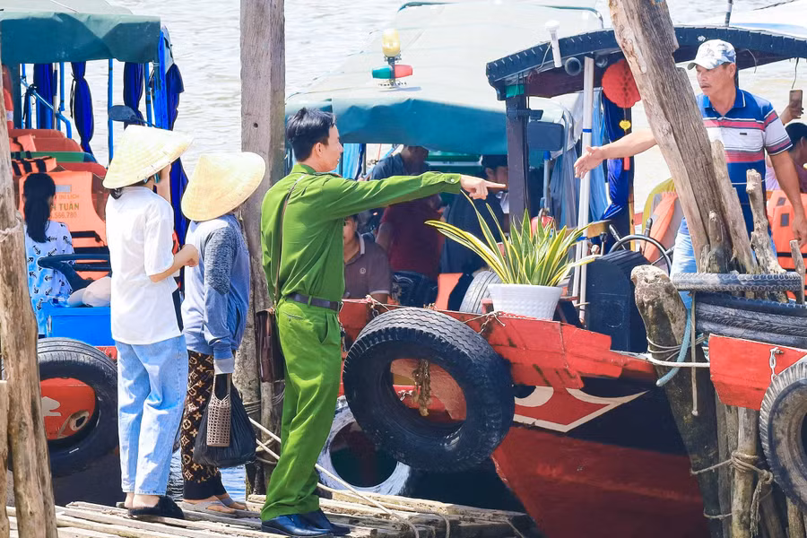 Lực lượng chức năng nhắc nhở người dân đảm bảo an toàn khi tham gia lễ hội.