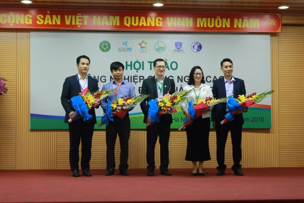 Ban tổ chức tặng hoa cho các đơn vị tham gia Hội thảo