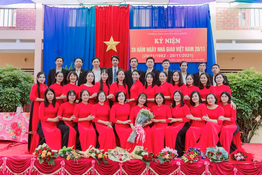 Tập thể cán bộ, giáo viên, nhân Trường THCS Nguyễn Bỉnh Khiêm chụp ảnh kỉ niệm nhân dịp ngày Nhà giáo Việt Nam 20/11.