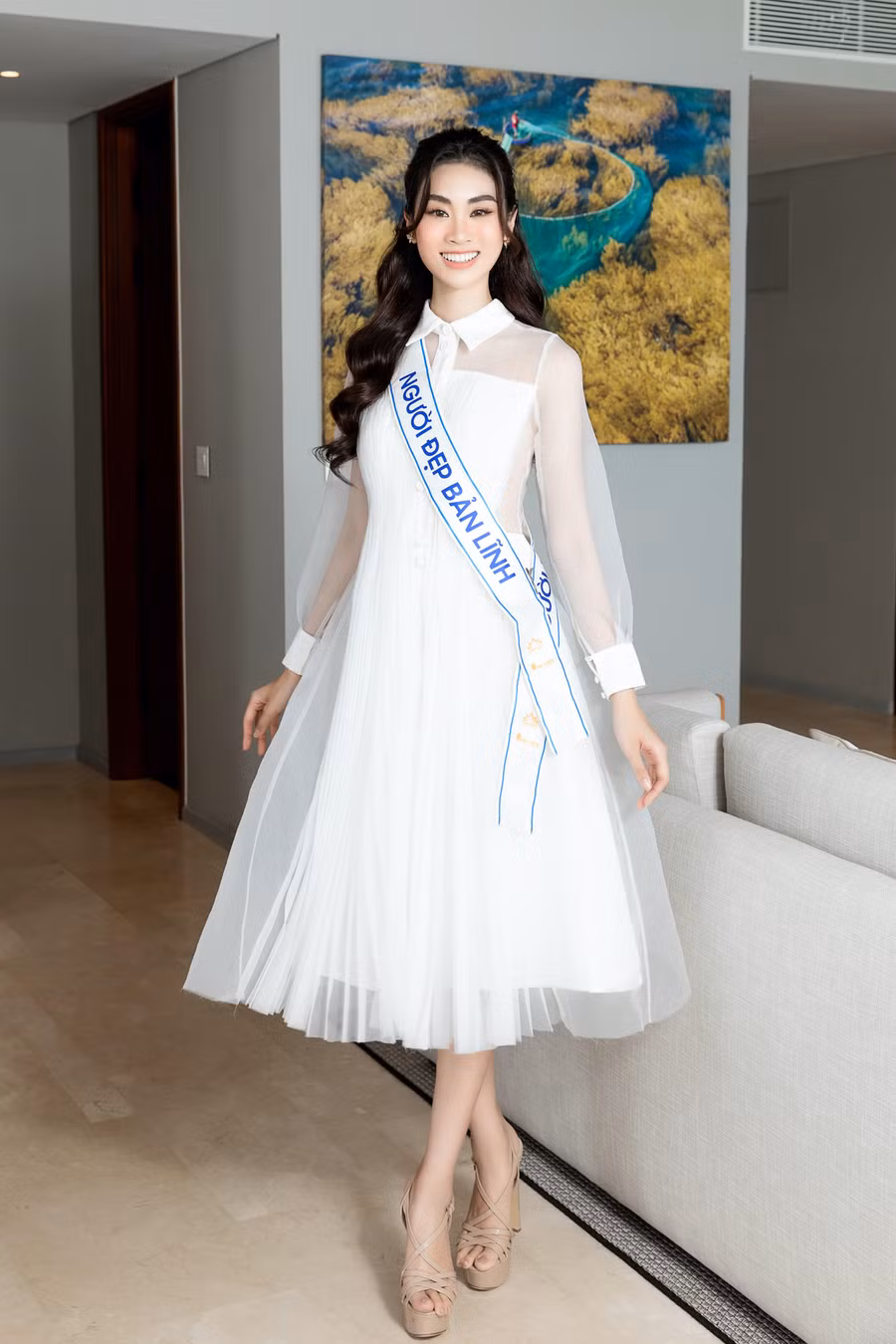 Thùy Linh cao 1m74 và số đo 3 vòng nóng bỏng 85 - 62 - 90. Các kỹ năng sân khấu của người đẹp sinh năm 2000 chưa thật sự xuất sắc, tuy nhiên cô có nhiều tiến bộ rõ rệt qua từng vòng thi.