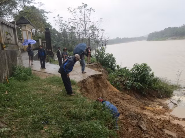 Nếu không sớm có biện pháp khắc phục nguy cơ sạt lỡ sẽ uy hiếp trực tiếp trường Tiểu học Hương Thọ