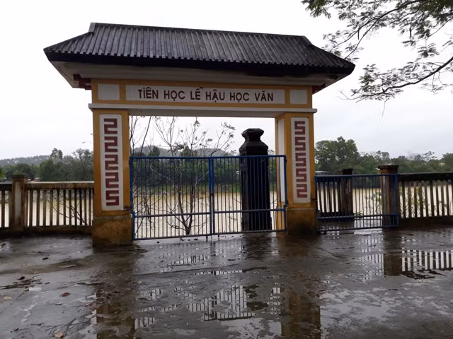 Sạt lở ngay trước cổng trường