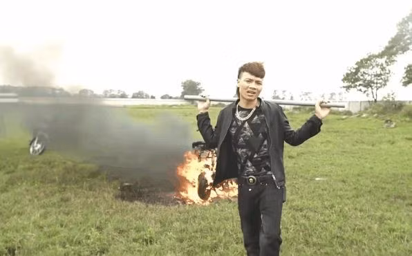 Hình ảnh Khá Bảnh đốt xe