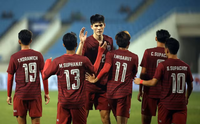 Các cầu thủ U23 Thái Lan với số áo sau lưng ăn mừng bàn thắng vào lưới U23 Brunei Các cầu thủ U23 Thái Lan với số áo sau lưng ăn mừng bàn thắng vào lưới U23 Brunei