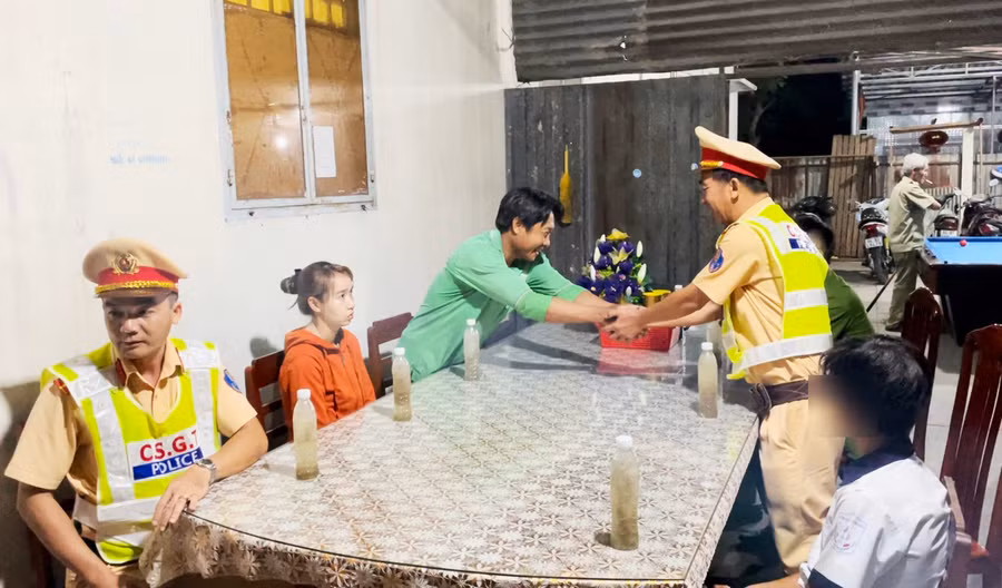 Các chiến sĩ CSGT đưa bé N. đi lạc đường về với gia đình. Các chiến sĩ CSGT đưa bé N. đi lạc đường về với gia đình.