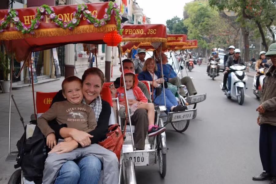 Du khách nước ngoài thích khám phá Hà Nội bằng xích lô.
