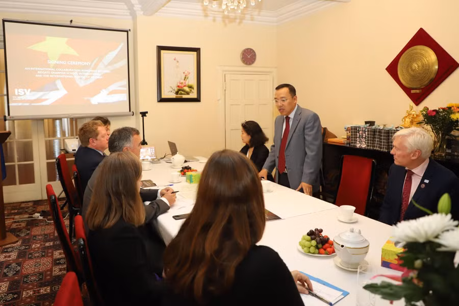 Ông Nguyễn Hoàng Long - Đại sứ Việt Nam tại Anh phát biểu tại lễ ký kết giữa hai trường.