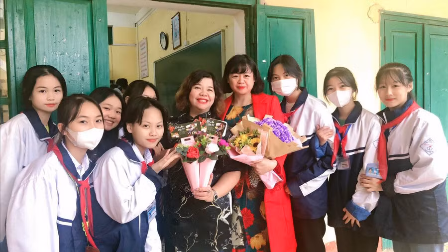 Th.s Bùi Vũ Ngọc Trâm-giáo viên Trường PTDT nội trú THCS Yên Bình, tỉnh Yên Bái hạnh phúc bên học trò trong ngày 20/11