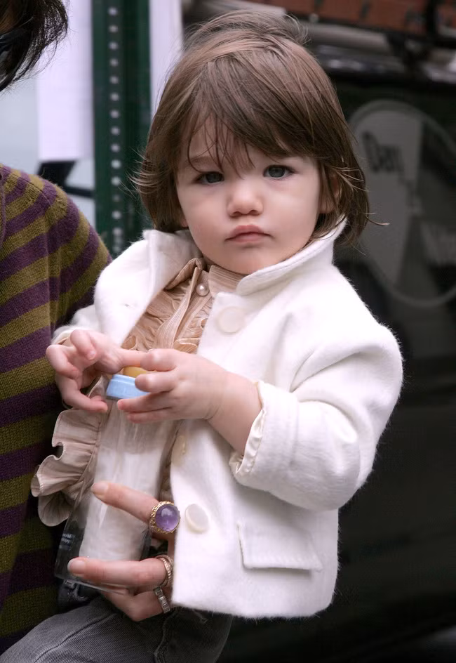 Suri Cruise: Từ công chúa Hollywood được cưng chiều như trứng mỏng đến cô bé nông thôn thiếu vắng tình cha - Ảnh 2. Suri Cruise: Từ công chúa Hollywood được cưng chiều như trứng mỏng đến cô bé nông thôn thiếu vắng tình cha - Ảnh 2.