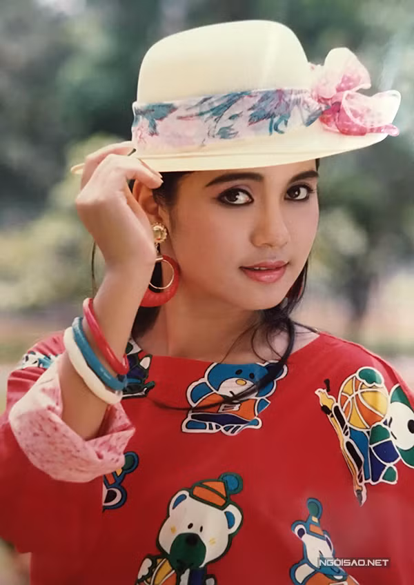 Mỗi ngày, khán giả đều gửi đến cho Việt Trinh hình ảnh ngày xưa và bày tỏ lòng hâm mộ. Nữ diễn viên cũng vui vẻ chia sẻ những kỷ niệm đẹp về nghề diễn, về các đồng nghiệp một thời. Vua ảnh lịch tiết lộ ảnh Việt Trinh thập niên 90 - 5