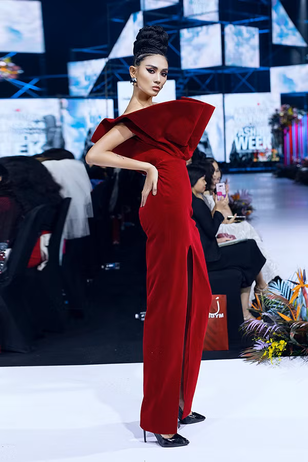 Võ Hoàng Yến cũng thu hút không kém hai nhân vật quan trọng trong show của Đức Vince.