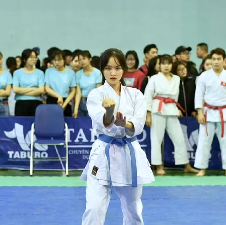 Chẳng cần mi cong má hồng, nữ sinh Kinh tế vẫn "đốn tim" bao người ảnh 2 Chẳng cần mi cong má hồng, nữ sinh Kinh tế vẫn "đốn tim" bao người ảnh 2