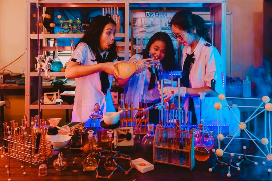 Bộ ảnh kỷ yếu “chất đừng hỏi” của dân chuyên Hóa khiến dân mạng trầm trồ ảnh 5