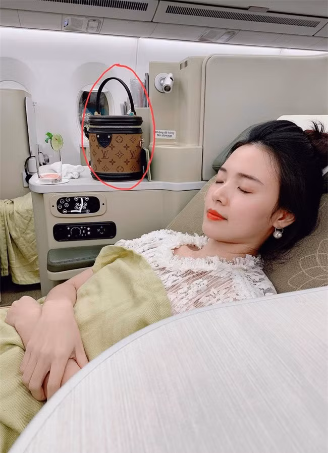 Đi du lịch Hàn Quốc, Midu bất ngờ bị mất túi hàng hiệu, số tiền trong túi mới khiến nhiều người choáng váng - Ảnh 1.