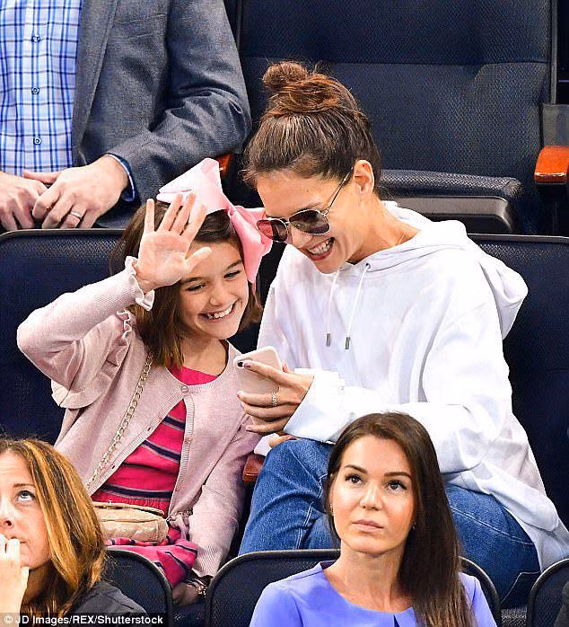 Suri Cruise: Từ công chúa Hollywood được cưng chiều như trứng mỏng đến cô bé nông thôn thiếu vắng tình cha - Ảnh 6. Suri Cruise: Từ công chúa Hollywood được cưng chiều như trứng mỏng đến cô bé nông thôn thiếu vắng tình cha - Ảnh 6.