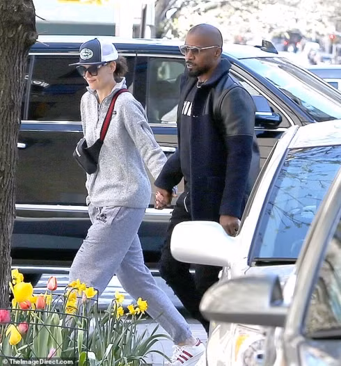 katie holmes rang ro, nam chat tay ban trai jamie foxx khi di dao pho hinh 2