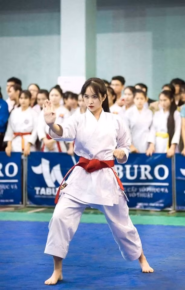 Chẳng cần mi cong má hồng, nữ sinh Kinh tế vẫn "đốn tim" bao người ảnh 1 Chẳng cần mi cong má hồng, nữ sinh Kinh tế vẫn "đốn tim" bao người ảnh 1