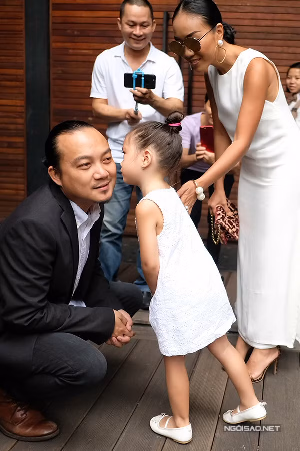 Chị em nhà Đoan Trang: Chị lấy chồng Tây giàu có, em kín tiếng được đồng nghiệp nể phục - Ảnh 5.