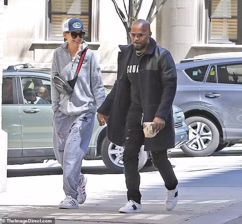 katie holmes rang ro, nam chat tay ban trai jamie foxx khi di dao pho hinh 1