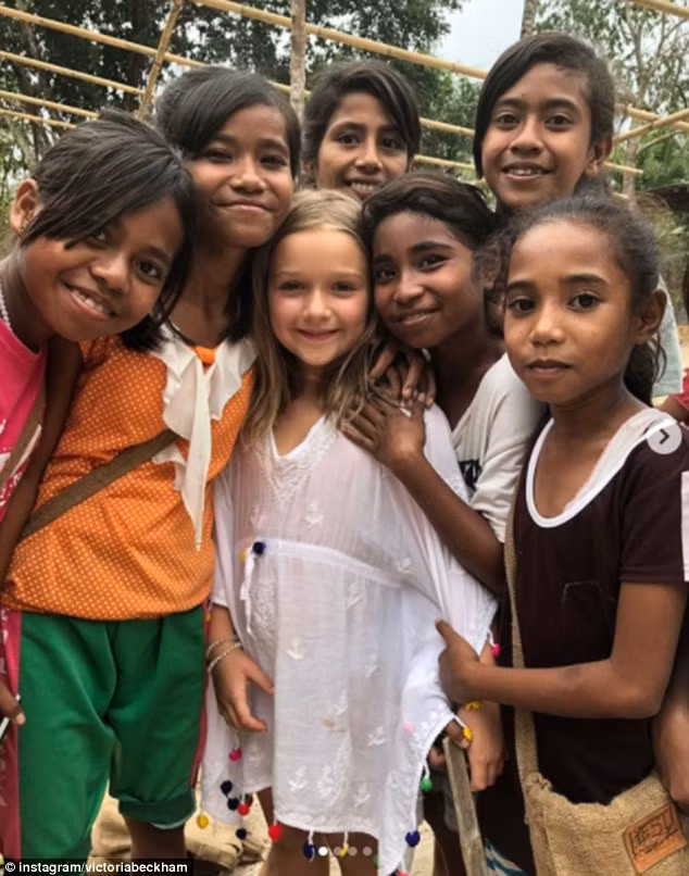 Tiểu công chúa Harper Beckham: Cuộc sống quý tộc phủ kín bằng tình thân và hành hiệu của cô bé hạnh phúc nhất Hollywood - Ảnh 13. Tiểu công chúa Harper Beckham: Cuộc sống quý tộc phủ kín bằng tình thân và hành hiệu của cô bé hạnh phúc nhất Hollywood - Ảnh 13.