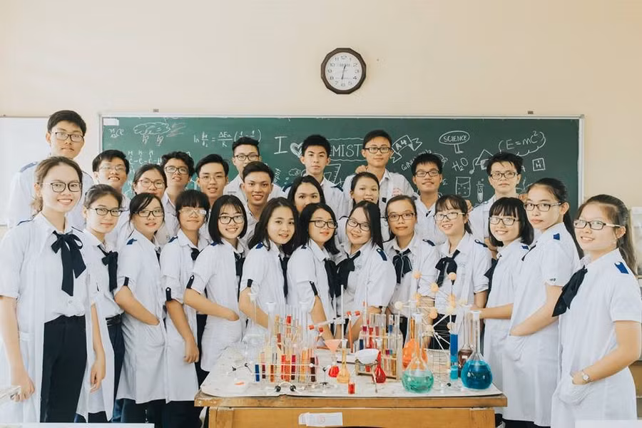 Bộ ảnh kỷ yếu đúng “chất” chuyên Hóa đã bất ngờ gây sốt cộng đồng mạng vì mang phong cách không giống những bộ kỷ yếu lâu nay dân lớp 12 vẫn làm.