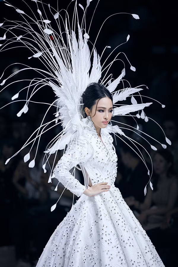 Sau hơn 2 năm vướng vào lao lý đây là lần đầu tiên cô tái xuất sàn diễn thời trang và xuất hiện với vai trò người mẫu.
