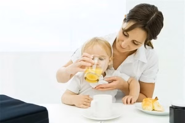 Nuôi con khỏe mạnh: Làm sao cải thiện khi trẻ không thích uống nước?