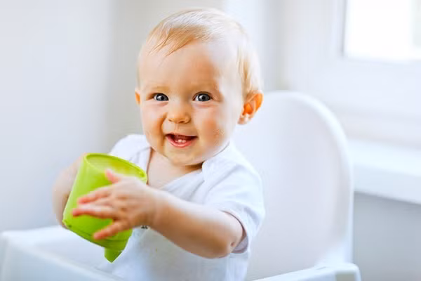 Mách mẹ tuyệt chiêu giúp con chịu uống nước dù con rất ghét