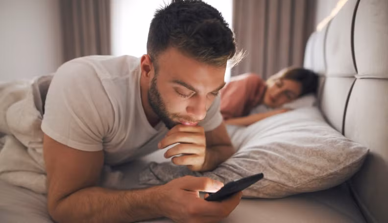 Để ý xem hành vi “thả thính” phụ nữ khác trên mạng xã hội của anh ấy là lén lút hay công khai. (Ảnh: ITN).