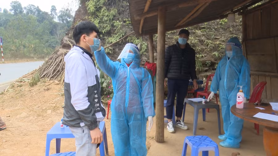 Các chốt kiểm soát dịch bệnh ở Mường Ảng tiến hành kiểm tra y tế đối với người ra, vào địa bàn.