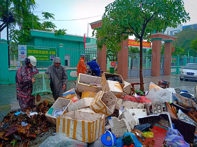 Công tác vệ sinh phòng dịch bệnh sau ngập lụt đang là nỗi lo của các trường học Công tác vệ sinh phòng dịch bệnh sau ngập lụt đang là nỗi lo của các trường học