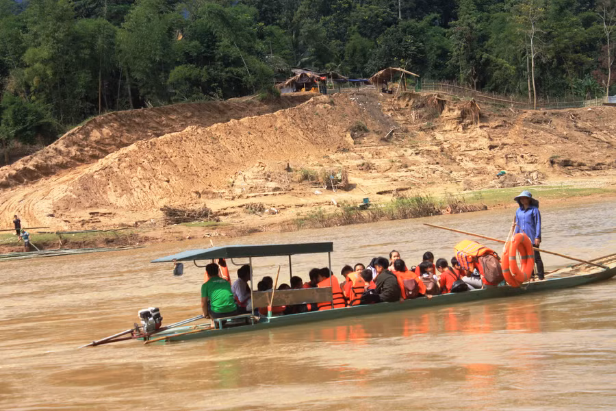 Hàng chục HS Trường THCS Phú Xuân (Quan Hóa, Thanh Hóa) phải vượt đò ngang đến trường