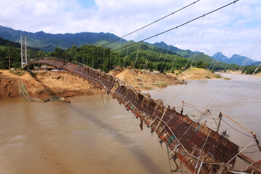 Cầu treo Phú Xuân, huyện Quan Hóa bắc qua sông Mã bị lũ cuốn hỏng không thể khắc phục, sửa chữa