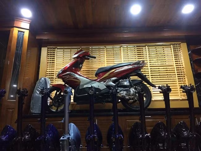 choang vang dan "huyen thoai" honda dream dat gia tien ty o ha noi hinh anh 17
