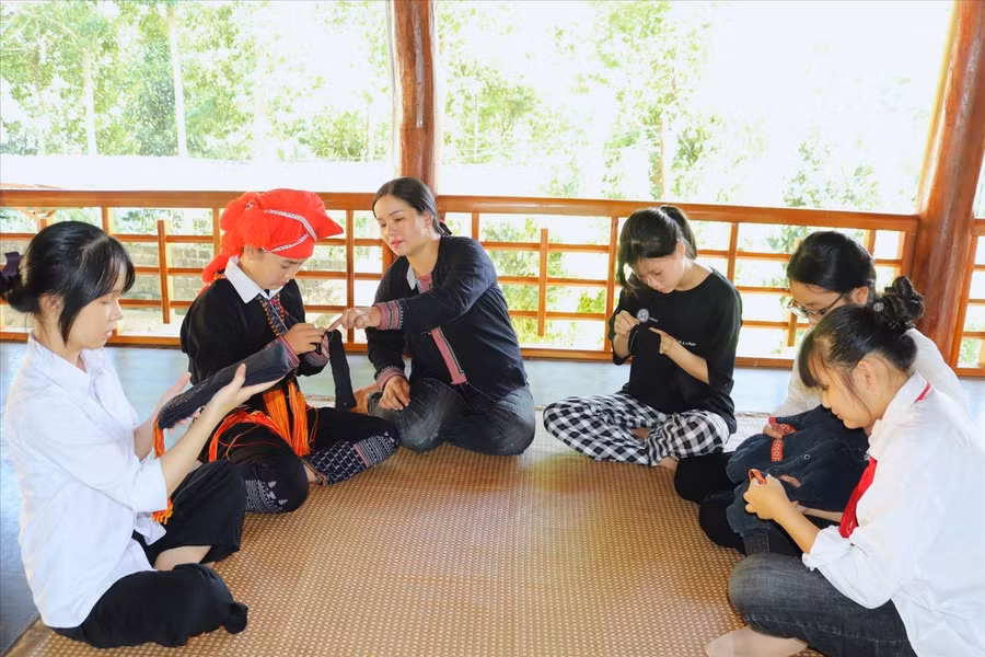 Học sinh trong giờ sinh hoạt của Câu lạc bộ thêu.