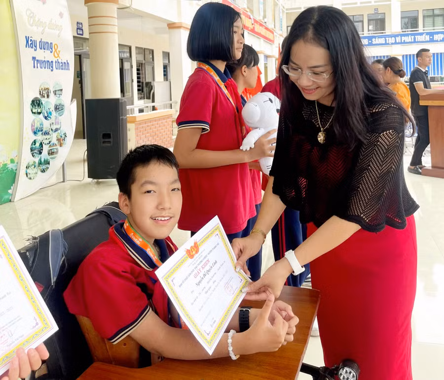 Cô Đào Thị Phượng trao thưởng cho em Nguyễn Đỗ Quyền Linh - dù bị khuyết tật từ nhỏ nhưng vẫn nỗ lực để giành giải tại cuộc thi VioEdu cấp huyện hai năm liền và đạt huy chương Đấu trường Toán học.