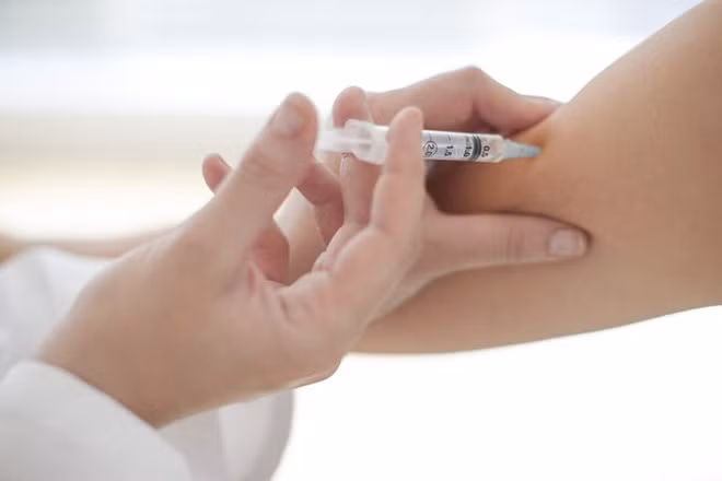 Tác dụng phụ không mong muốn khi tiêm thuốc tránh thai mà hầu hết chị em nào cũng gặp - Ảnh 1.