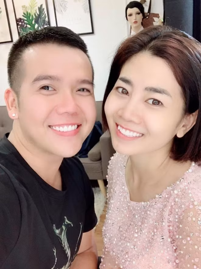 Diễn viên Mai Phương rạng rỡ đi thử áo dài để chuẩn bị quay chương trình.