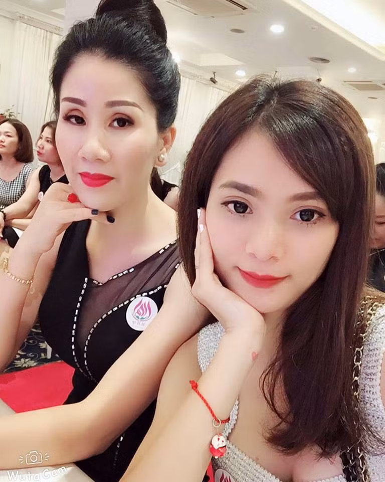nang dau ke chuyen me chong 42 tuoi vua tre dep, vua xi tin khien ai cung xuyt xoa ghen ty hinh anh 1