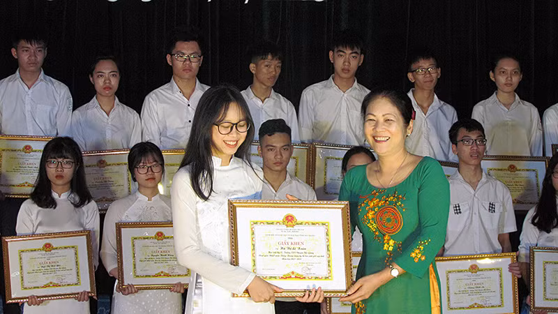 Đồng chí Nguyễn Thị Ngọc Thu - Phó Giám đốc Sở GD&ĐT trao tặng giấy khen cho các học sinh đạt giải Nhất trong kỳ thi chọn HSG cấp tỉnh.