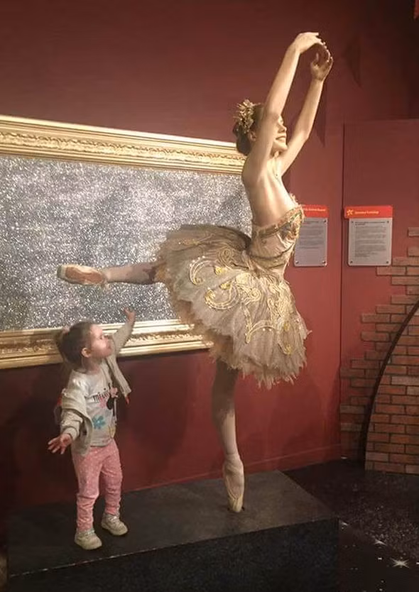 Ngả mũ trước bé gái 4 tuổi không có ngón chân mơ làm vũ công ballet