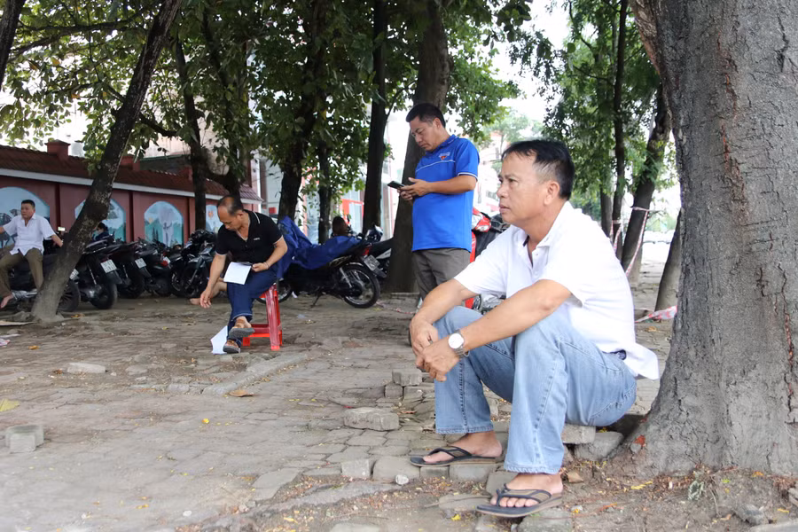 Nhiều phụ huynh từ các bản làng xa xôi, vượt hàng trăm km xuống thành phố để động viên con cháu. Ảnh: Phạm Tâm