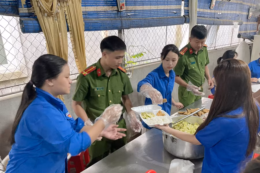 Các đoàn viên, thanh niên vào bếp chuẩn bị những suất cơm trưa cho thí sinh. Các đoàn viên, thanh niên vào bếp chuẩn bị những suất cơm trưa cho thí sinh.