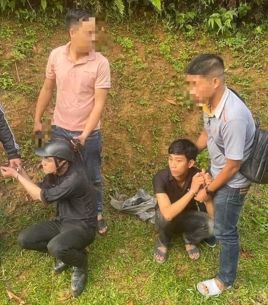 Công an Quảng Ngãi bắt giữ hai nghi phạm Đông (trái) và Nga (phải) khi đang trên đường chạy trốn. Ảnh CQCA.