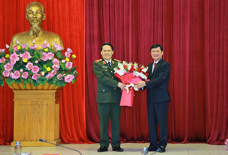 Bí thư Tỉnh ủy Nghệ An Thái Thanh Quý tặng hoa chúc mừng Thiếu tướng Bùi Quang Thanh. (Ảnh: Kim Oanh) Bí thư Tỉnh ủy Nghệ An Thái Thanh Quý tặng hoa chúc mừng Thiếu tướng Bùi Quang Thanh. (Ảnh: Kim Oanh)