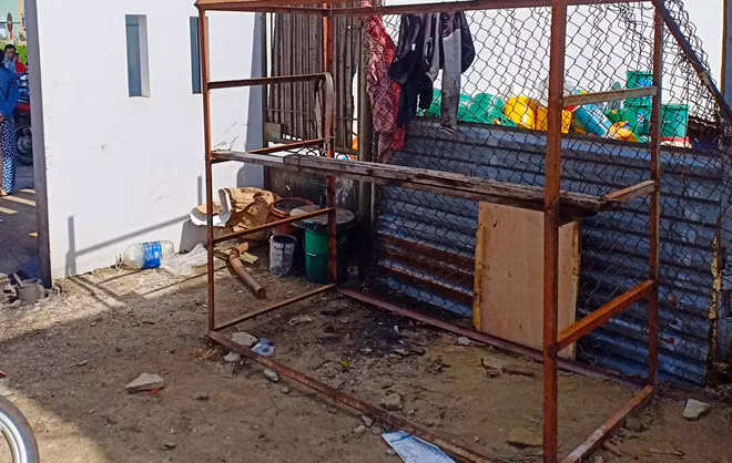 Sua hang rao chong trom truoc Tet, nguoi dan ong bi dien giat chet hinh anh 1